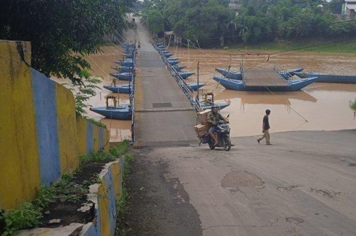 Haji Endang, Muhammad Endang Junaedi, BBWS Citarum, Jembatan Apung Karawang, Jembatan Haji Endang, Bisnis Jembatan Beromzet Rp 20 Juta Per Hari Haji Endang Diusik, Terancam Ditutup Setelah 15 Tahun