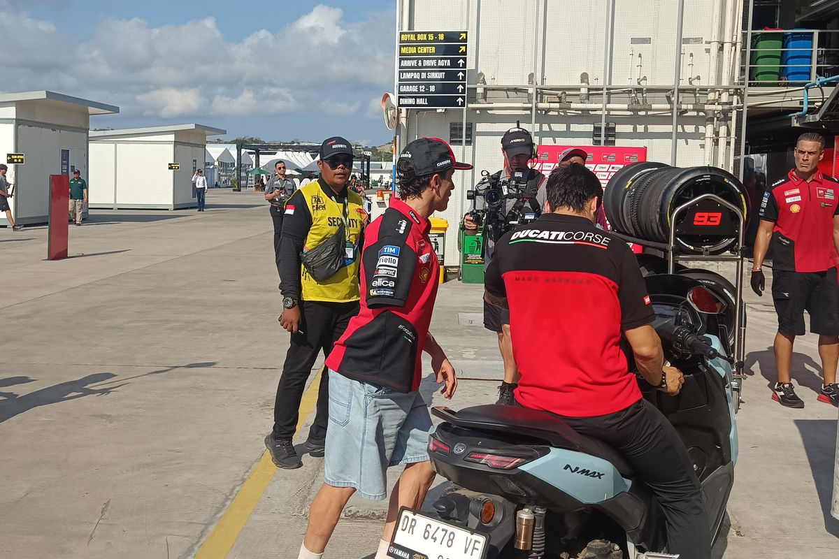 Marc Marquez, MotoGP Indonesia, balap motor, MotoGP Mandalika, Potret Marc Marquez Setelah Jatuh, Tangan Kanan Disembunyikan di Baju