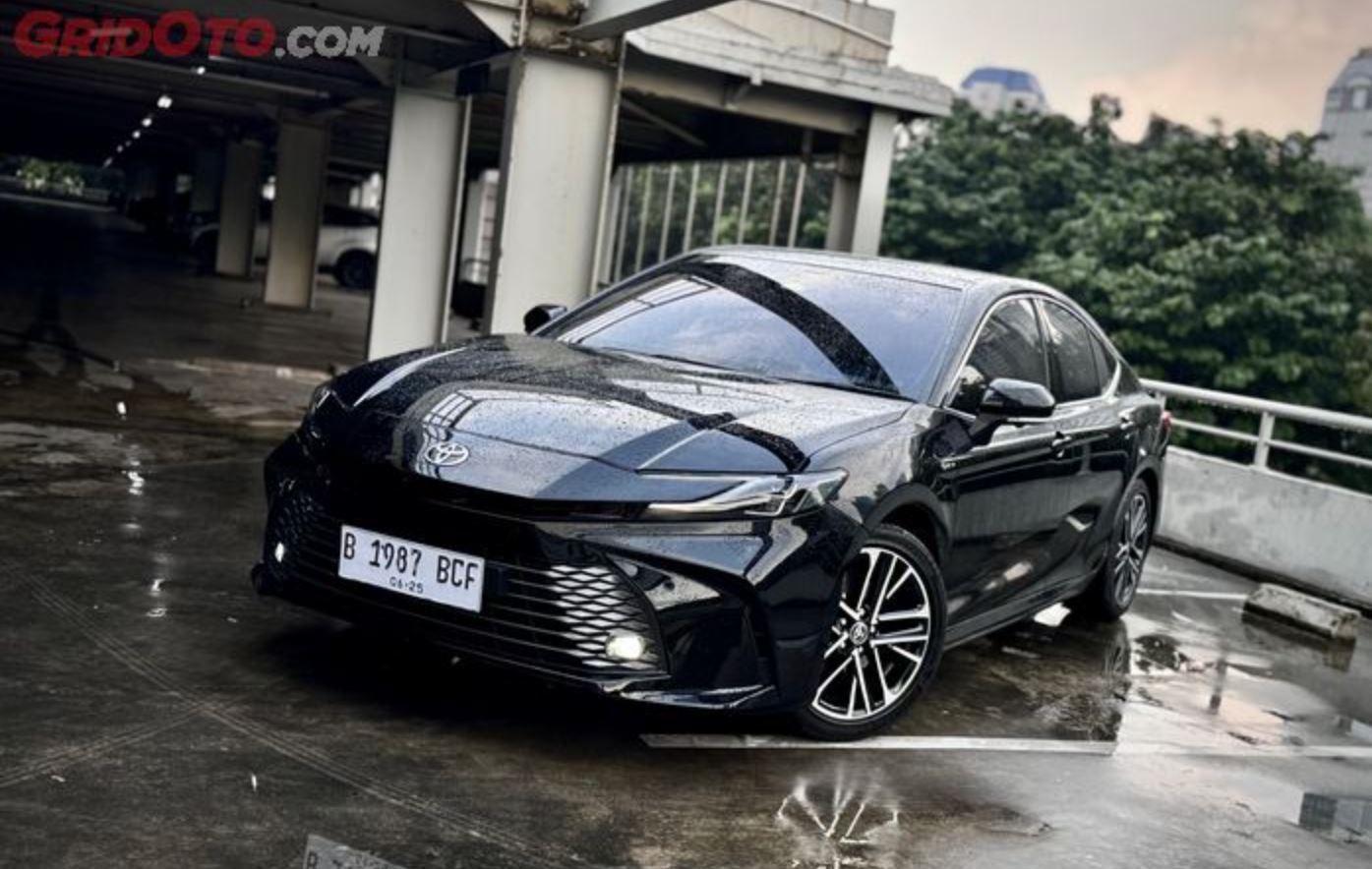 toyota, mobil baru, harga, sedan, Toyota Camry HEV, Sedan Canggih Kental Nuansa Premium, Cek Harga Toyota Camry HEV September 2025