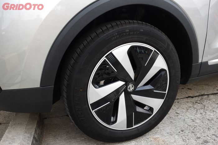 mobil bekas, pelek mobil, bersihkan pelek mobil, cara bersihkan pelek mobil, cara bersihkan pelek, wheel cleaner, Cara Bersihkan Pelek Mobil kotor Pakai Cairan Pembersih Wheel Cleaner