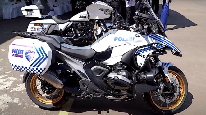 BMW R1300 GS dan Harley-Davidson Road Glide Police jadi motor patwal. BMW R1300 GS dan Harley-Davidson Road Glide Police jadi motor patwal.