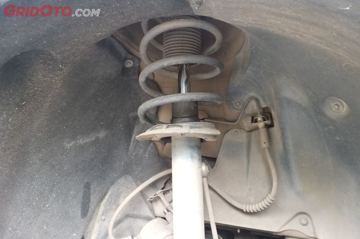tips beli mobil bekas, sokbreker, sokbreker mobil bekas, tips mengecek mobil bekas, Terasa Saat Dites Jalan, Ini Ciri Sokbreker Mobil Bekas Sudah Lemah