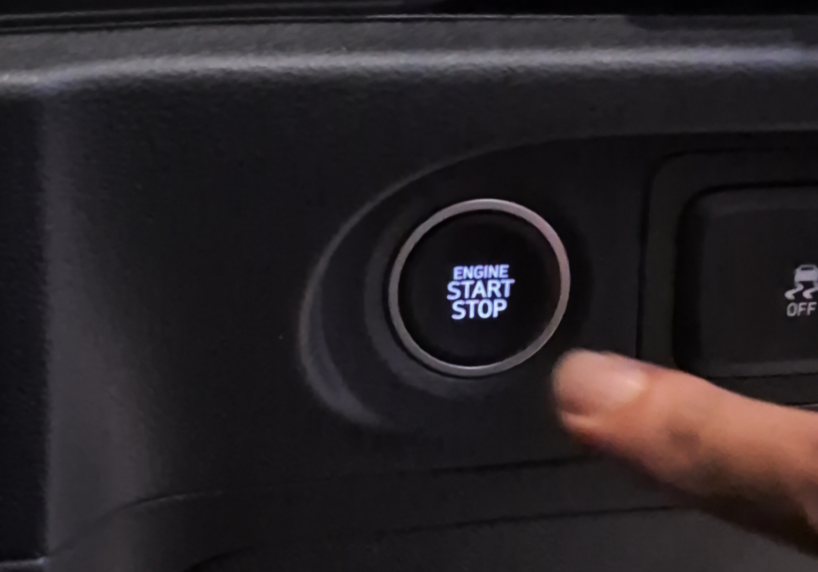 mobil, aman, starter, Start & Stop Button, menyalakan mobil, Cara Menyalakan Mesin yang Aman Pakai Tombol Start Stop Engine