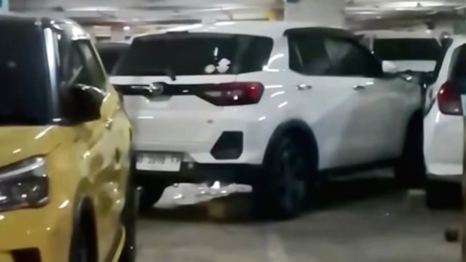 Salah Injak Pedal Gas Berujung Tujuh Mobil Saling Tabrak