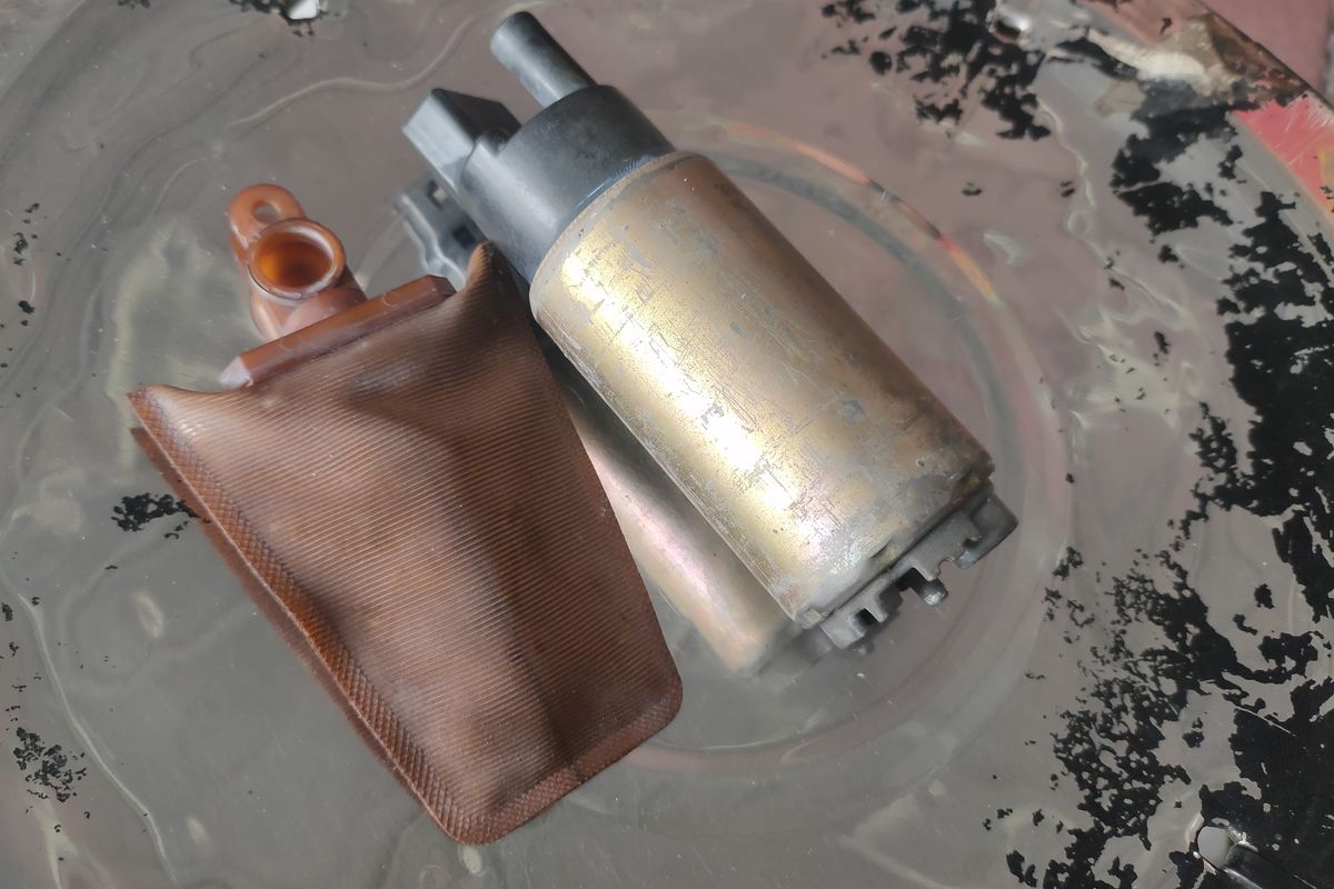 BBM boros, filter bahan bakar, ciri ciri filter bahan bakar kotor, mesin ngempos, Kenali Ciri-Ciri Filter Bahan Bakar Mobil Sudah Kotor