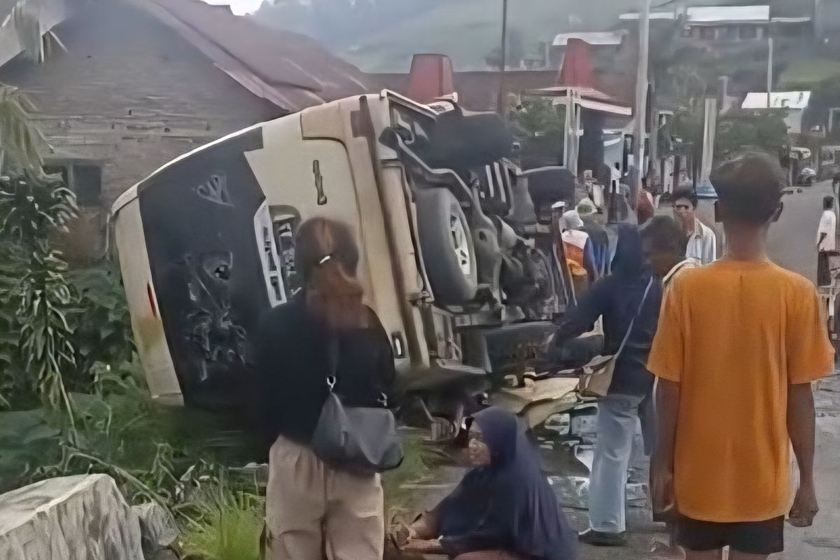 kecelakaan Tawangmangu, Elf Terguling Tawangmangu, Elf rem blong Tawangmangu, Waspada rem blong, Elf Terguling di Tawangmangu 5 Orang Tewas, Waspada Bahaya Rem Blong