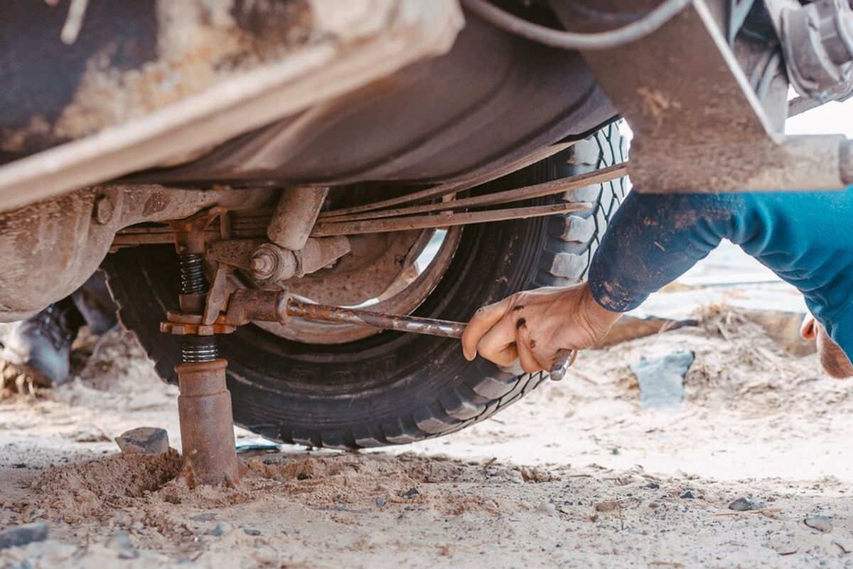keamanan berkendara, perlengkapan darurat, alat tambahan mobil, tips mobil aman, Toolkit Mobil: 5 Perlengkapan Tambahan yang Harus Ada