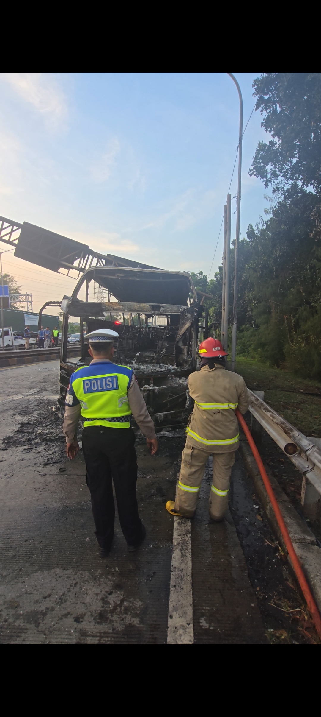 kebakaran, bus damri, damri, tol MBZ, Bus Damri Terbakar di Tol Cikampek, Dugaan Awal Korsleting Kabel