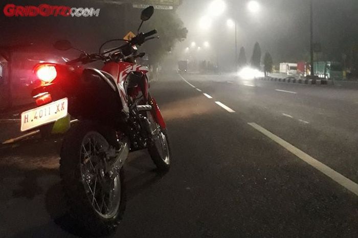 motor oleng, penyebab motor oleng, motor bekas, motor oleng saat lewat marka jalan, penyebab motor oleng saat melindas garis marka jalan, penyebab motor oleng saat melindas garis, penyebab motor oleng saat lewat marka jalan, kenapa motor oleng, kenapa motor oleng saat melindas garis marka, Perlu Tahu, Ini Penyebab Motor Oleng Saat Melindas Garis Marka Jalan