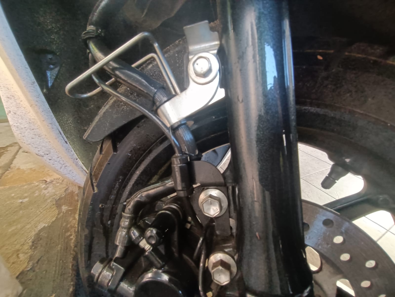 minyak rem, motor bekas, slang rem, minyak rem motor, slang rem motor, cara mengatasi slang rem yang bocor, Cara Mengatasi Slang Rem Motor yang Bocor Saat Di Jalan, Simak Triknya