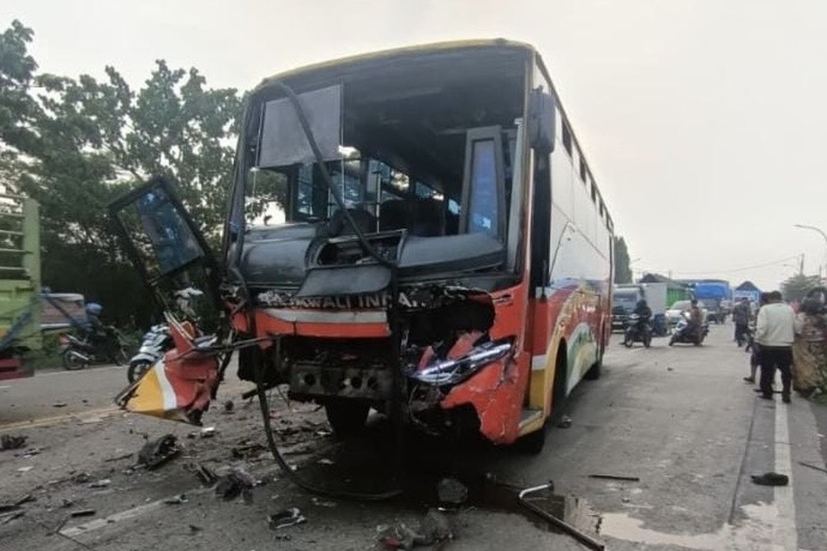 Kecelakaan, kecelakaan, selip, Ban mobil, kecelakaan bus, kecelakaan maut, mobil umrah, Kecelakaan Maut Mobil Rombongan Umroh dengan Bus karena Ban Selip