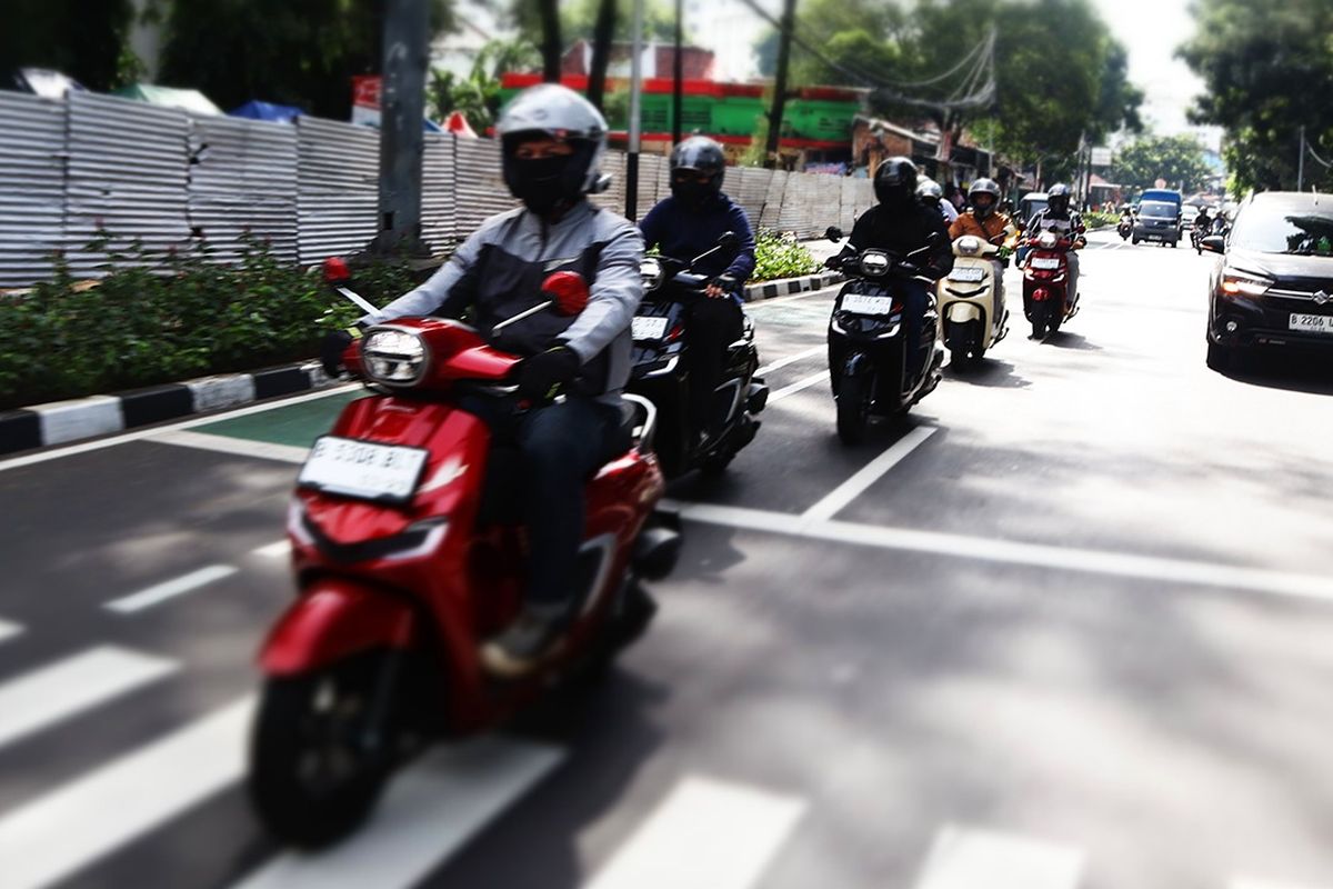 menyalip kendaraan, tips berkendara aman, keselamatan berkendara, strategi menyalip, Kesalahan Umum Saat Menyalip Motor di Jalan Raya