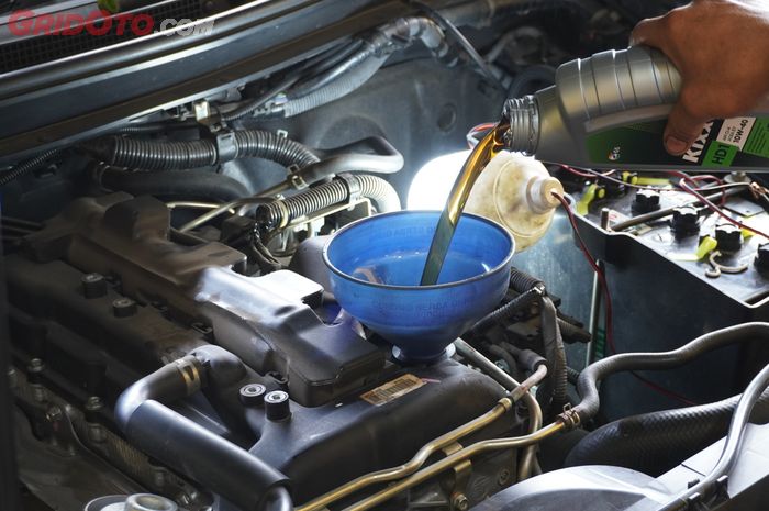 mobil bekas, oli mesin, oli mesin mobil, Bahaya gonta-ganti oli, risiko gonta-ganti oli, risiko gonta-ganti oli mesin, risiko gonta-ganti oli mesin mobil, risiko gonta-ganti oli mobil, Mitos atau Fakta, Gonta-Ganti Merek Oli Bikin Mesin Mobil Cepat Jebol