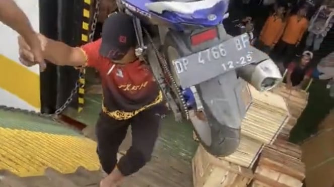 Buruh pelabuhan angkat motor 118 Kg Buruh pelabuhan angkat motor 118 Kg