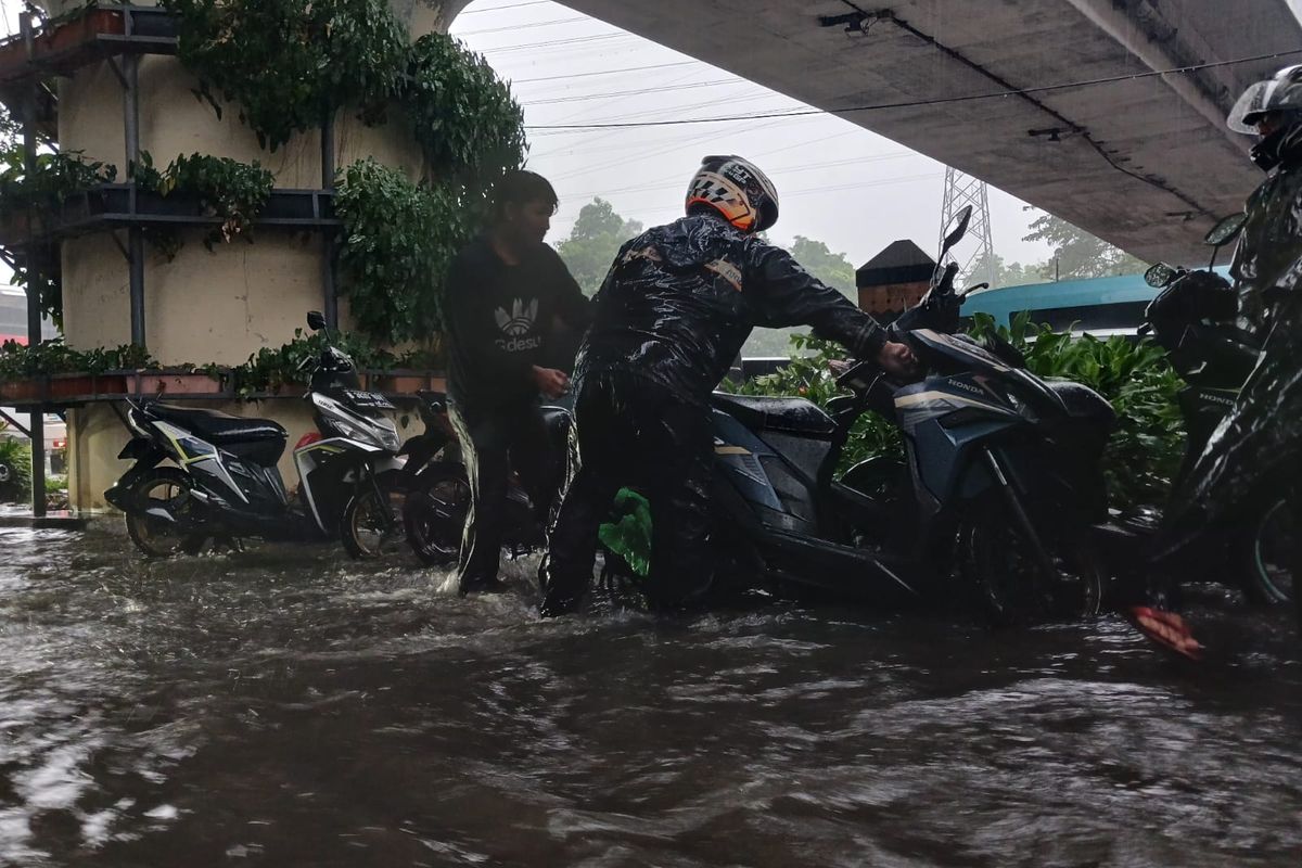 sepeda motor, shockbreaker, Shockbreaker, terobos banjir, Shockbreaker motor, Awas, Terobos Banjir Bisa Bikin Shockbreaker Motor Rusak