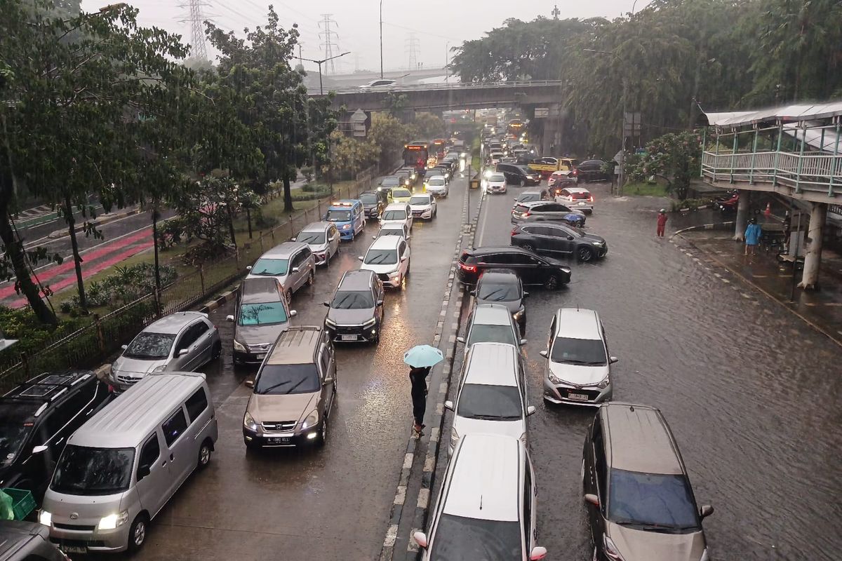 mobil listrik, Mobil listrik, risiko kerusakan, tips aman, Banjir jabodetabek, Mobil Listrik di Musim Hujan: Apa yang Harus Diketahui?