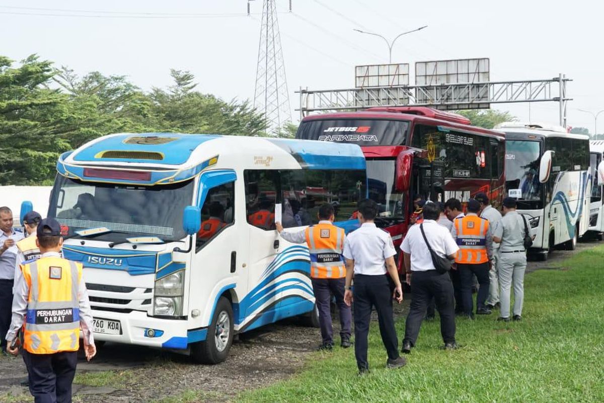 Tol Jagorawi, libur panjang, jalan, Jalan, STNK, bus pariwisata, pelanggaran, Libur Panjang, Kemenhub Temukan Masih Banyak Bus Langgar Aturan