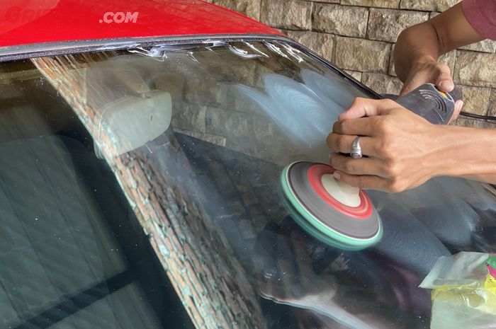 kaca mobil, pembersih kaca mobil, kaca mobil berjamur, poles kaca mobil, cairan kaca mobil, Bersihkan Jamur Kaca Mobil, Efektif Dipoles atau Pakai Cairan?