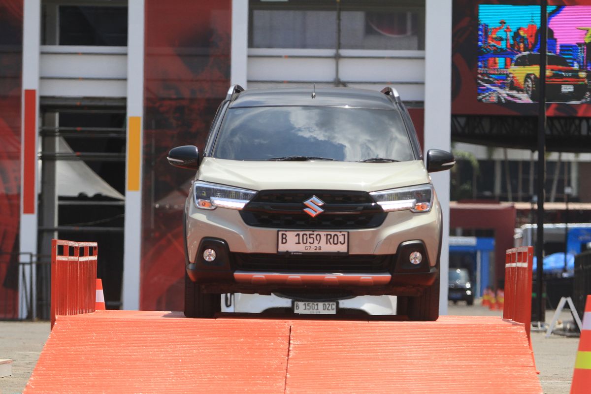 Mobil Keluarga, Suzuki XL7, Mitsubishi Xpander Cross, LSUV, Persaingan Mobil Keluarga: Suzuki XL7 vs Mitsubishi Xpander Cross