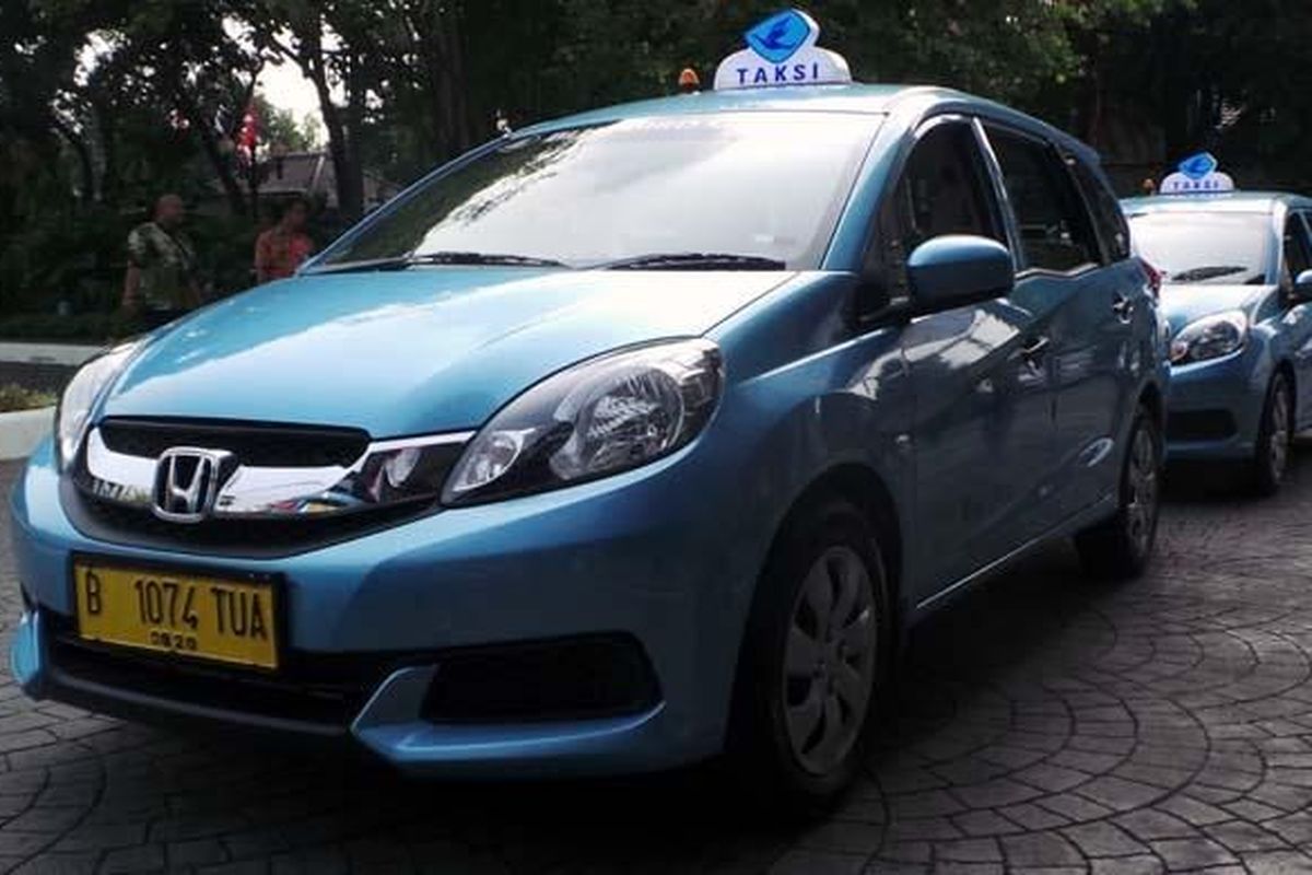 mobil bekas, Blue Bird, Avanza Transmover, Mobil bekas, konsumen mobil, Mengapa Mobil Bekas Eks Taksi Menjadi Favorit di 2025?