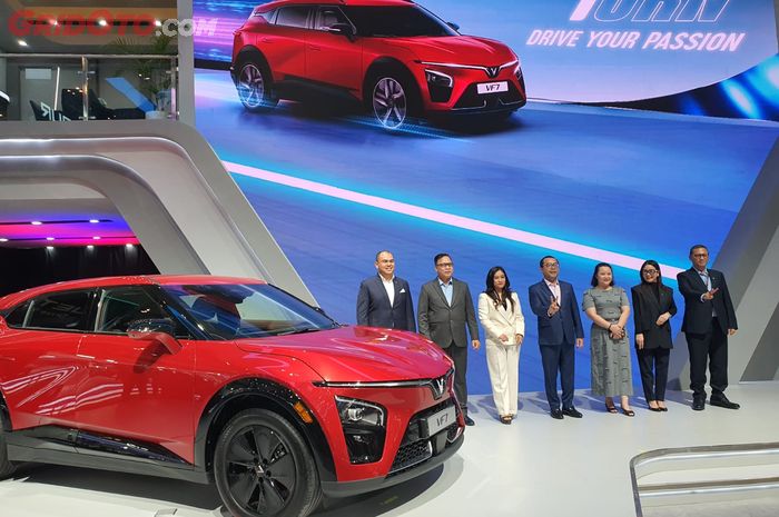 mobil listrik, vinfast, GIIAS 2025, VinFast VF-7, VinFast VF7 Resmi Meluncur di Indonesia, Harga Mulai Rp 400 jutaan!