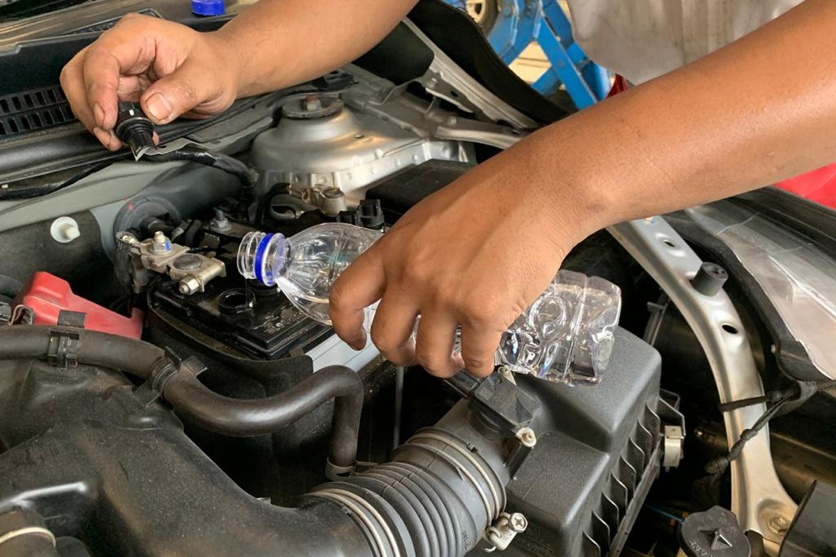 aki basah, perawatan aki, risiko aki, Tomy Irwan, Kesalahan Umum Saat Merawat Aki Mobil