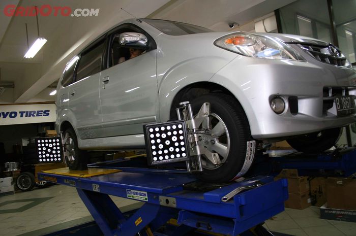 ban habis sebelah, Servis kaki-kaki mobil, spooring, RZM Auto Service, Belum Banyak yang Tahu, Ini Pentingnya Spooring Setelah Servis Kaki-kaki Mobil