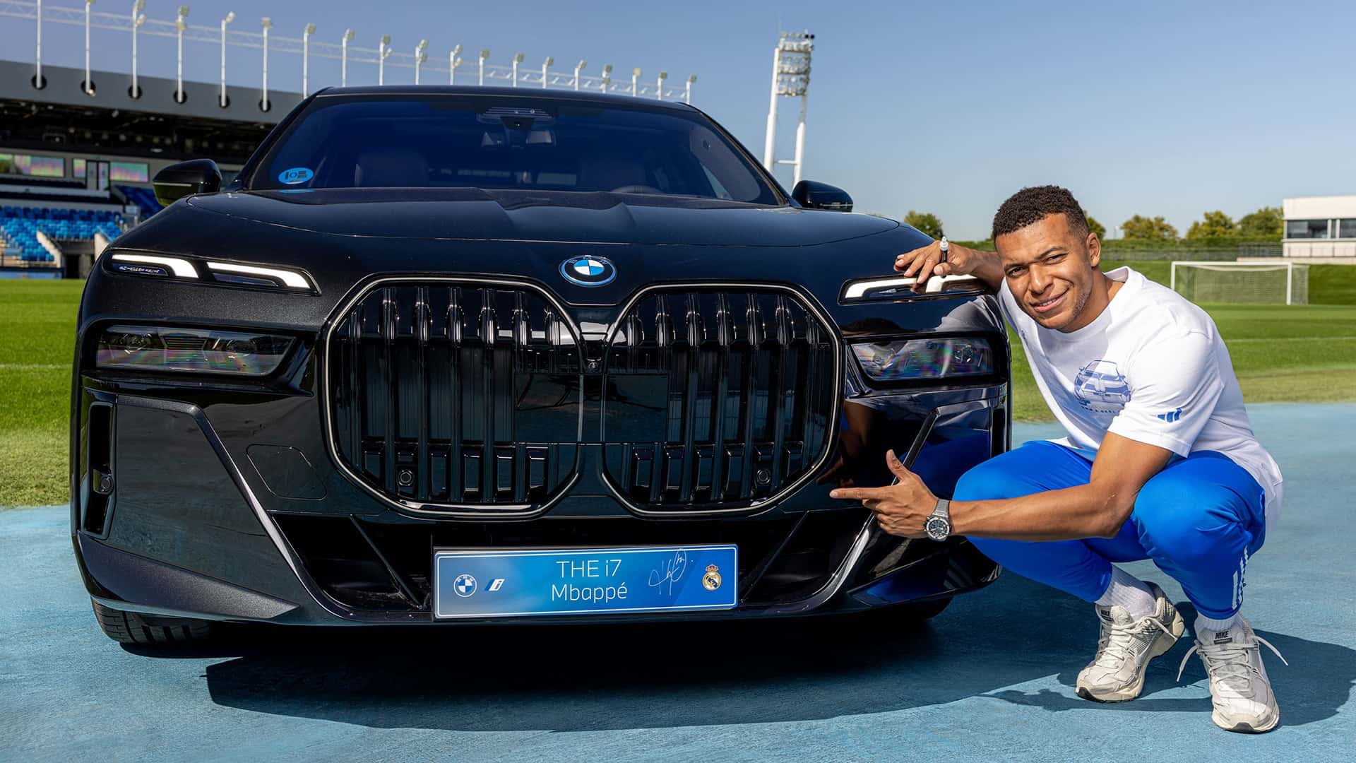 Kylian Mbappe mit seinem BMW i7