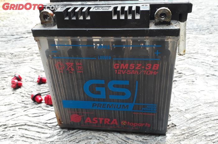 aki motor, motor bekas, aki basah, dampak air aki kepenuhan, risiko air aki kepenuhan, kenapa air aki gak boleh kepenuhan, Ini Sebabnya Mengisi Air Aki di Motor Nggak Boleh Terlalu Penuh