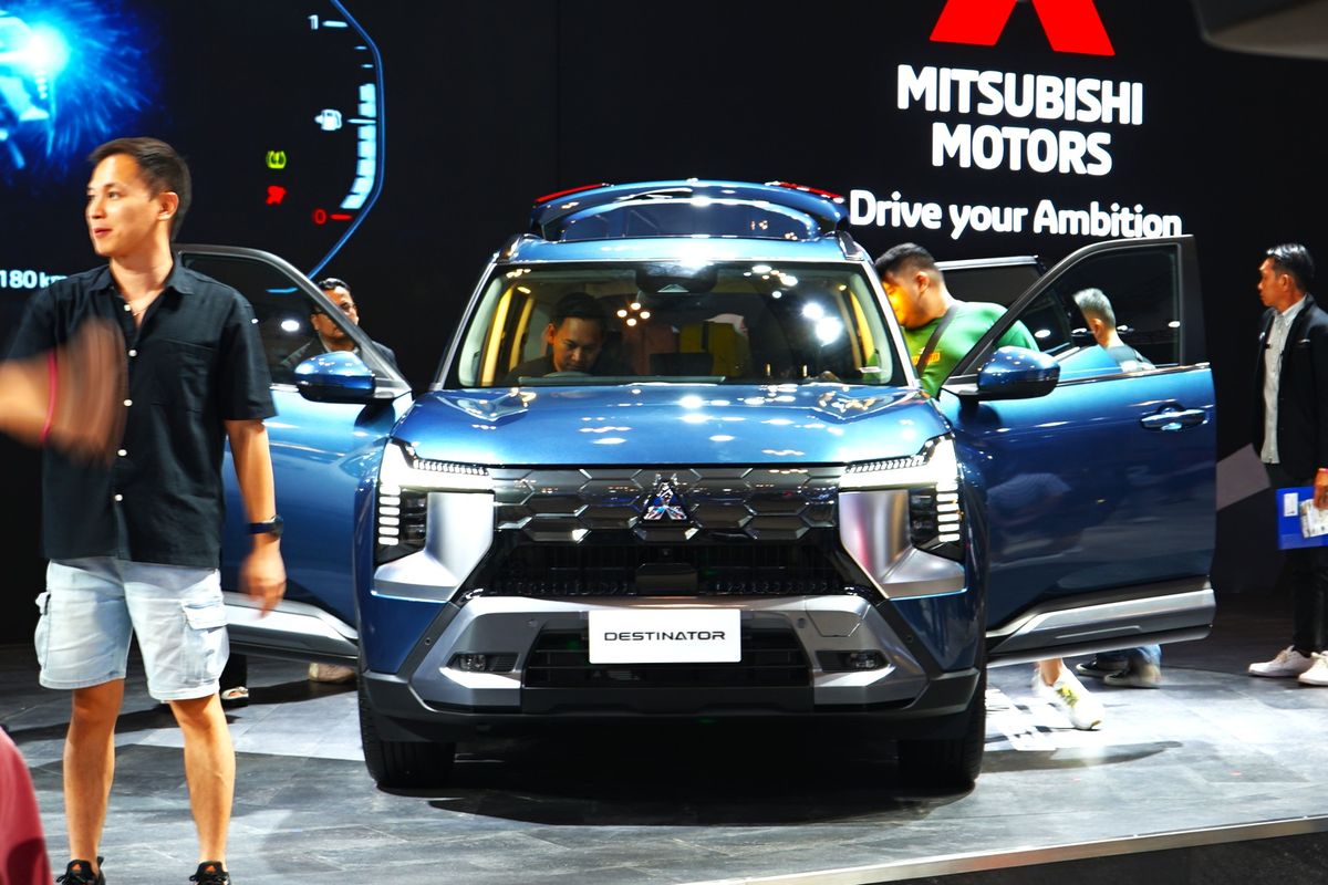 mobil terlaris, Daihatsu Gran Max, Toyota Kijang Innova, kendaraan roda empat, Mitsubishi Destinator Masuk 10 Besar Mobil Terlaris 2025