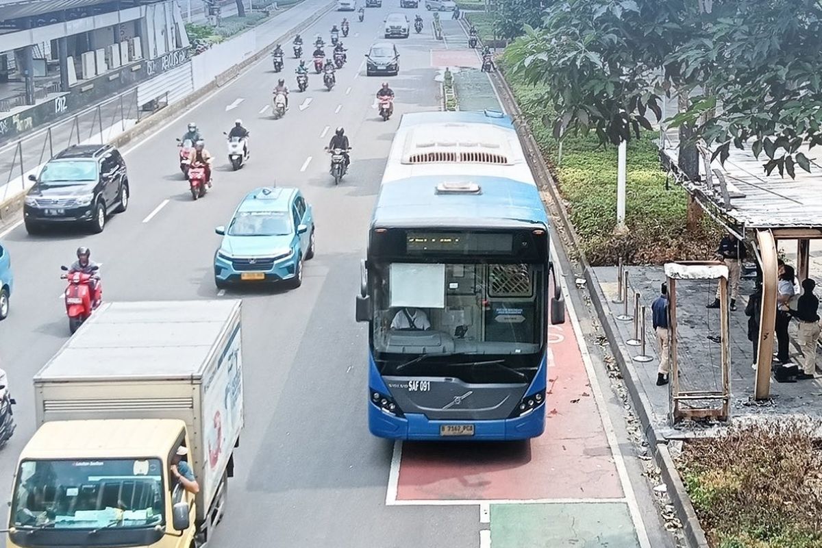 tarif transjakarta, Transportasi publik, reaksi masyarakat, Kenaikan Harga Tiket, Kenaikan Tarif Transjakarta: Pro dan Kontra dari Warga Jakarta