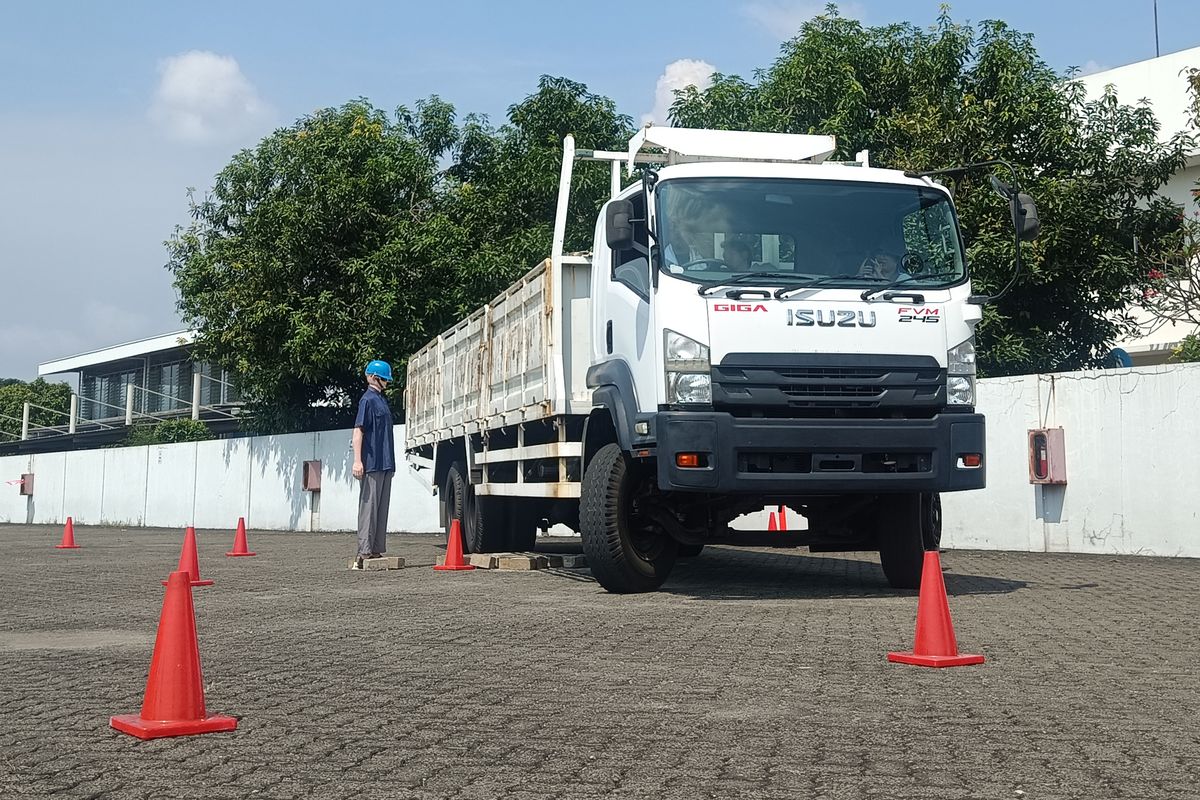 sopir truk, blind spot, Isuzu Astra Motor Indonesia, keselamatan berkendara, Mengungkap Bahaya Blind Spot Sopir Truk