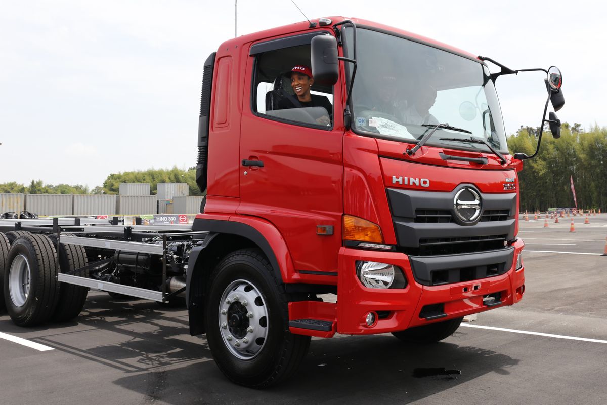 truk, keselamatan berkendara, kaca spion, blind spot, spion truk, Alasan Kaca Spion Kiri Truk Lebih Banyak Dibanding Sisi Kanan