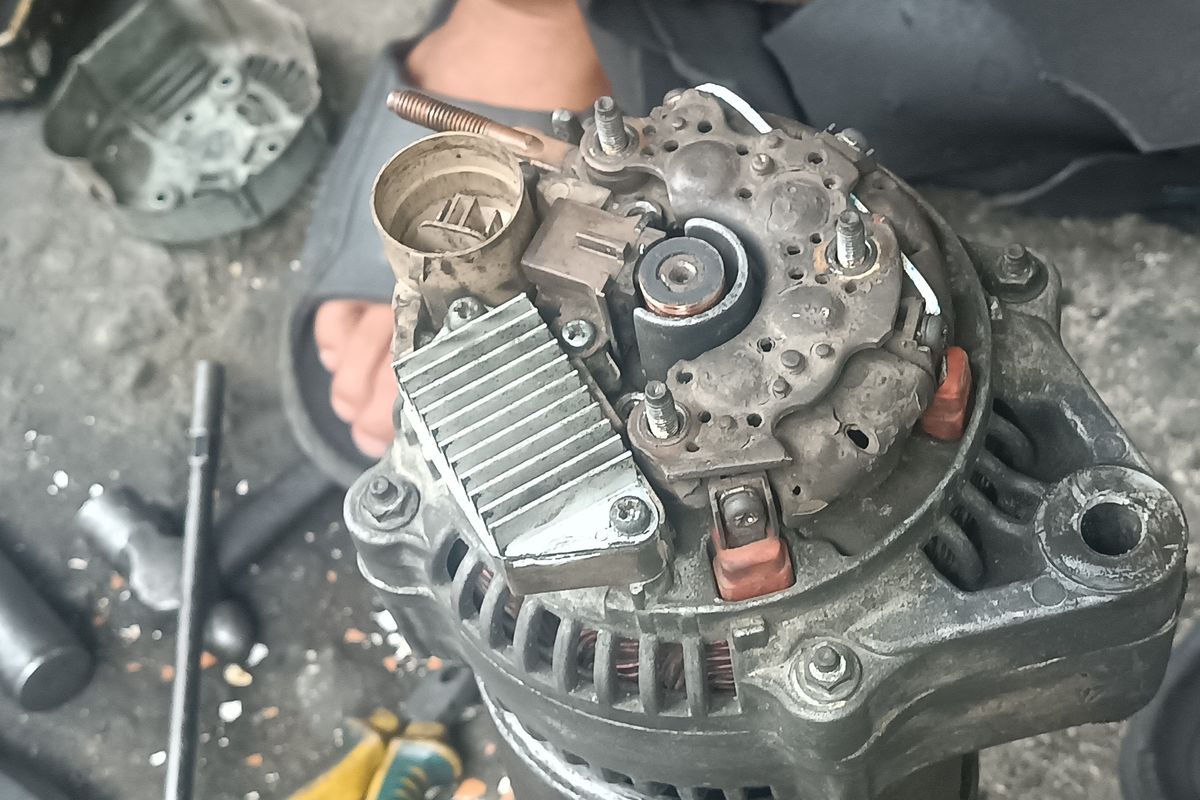 biaya servis, Suku cadang mobil, Alternator mobil, servis alternator, Servis Alternator: Ketahui Biaya dan Cara Kerjanya