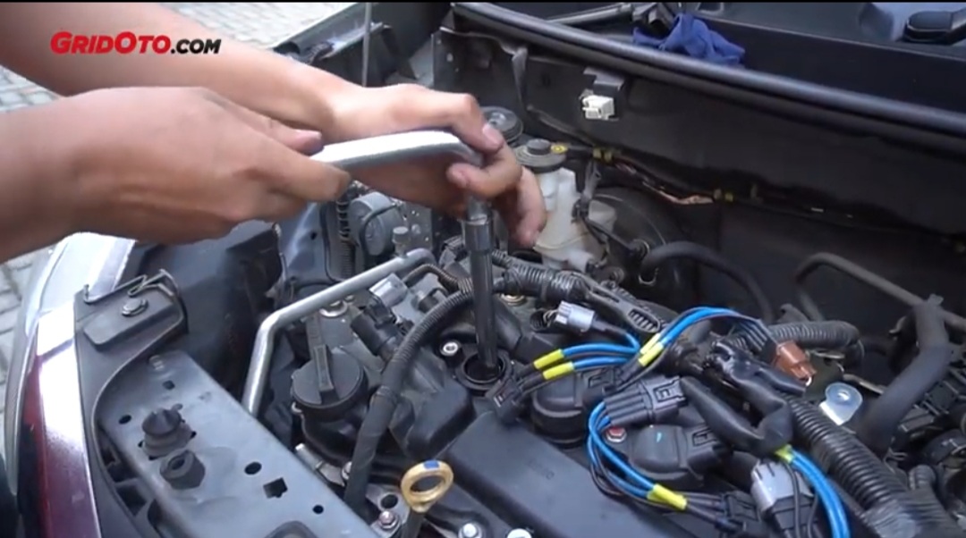 mobil bekas, busi, busi mobil, bahaya mengencangkan busi berlebihan, dampak mengencangkan busi berlebihan, Hati-hati, Ini Efek Samping Mengencangkan Busi Mobil Bekas Berlebihan