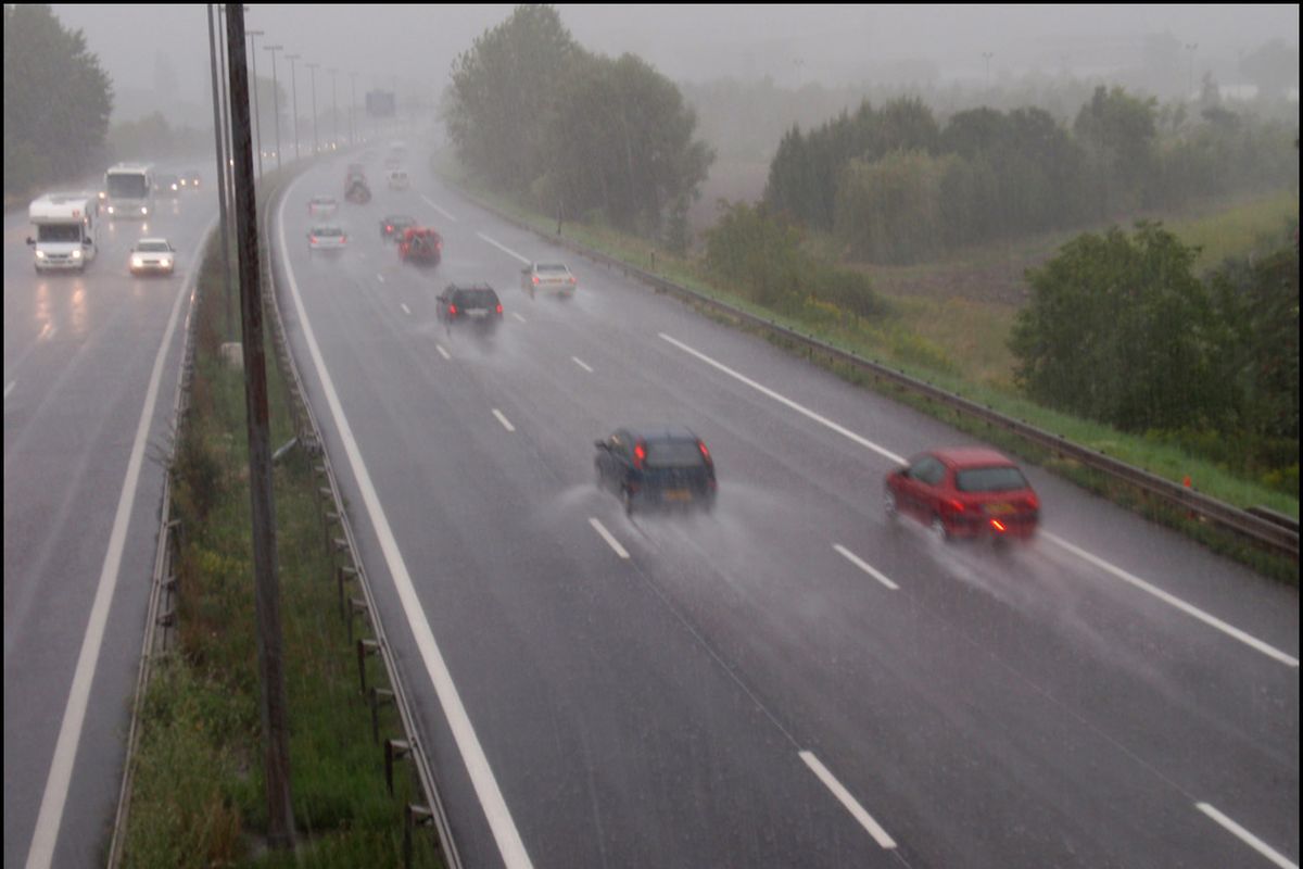 Perawatan Ban, kecepatan tinggi, aquaplaning, musim hujan, Ingat Aquaplaning: Bahaya yang Mengintai Saat Hujan