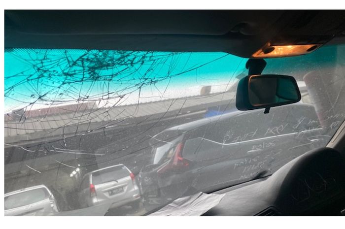 mobil, kaca, kaca mobil, baret, retak, kaca mobil baret, Langsung Ganti, Kaca Mobil Retak dan Baret Tidak Dianjurkan Diperbaiki