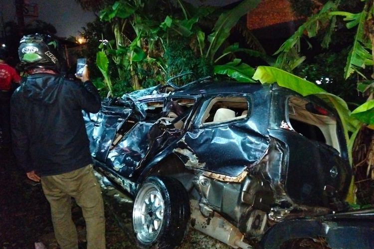 Kecelakaan, Nissan Grand Livina, kecelakaan, KRL Commuter Line, mobil ditabrak kereta, Peyebab Nissan Grand Livina Tertabrak KRL di Bogor, Ban Mobil Selip Saat Melintas Rel