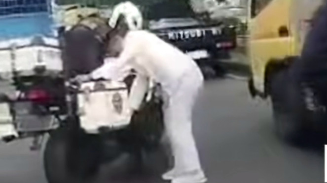 Momen Dedi Mulyadi naik motor Patwal Momen Dedi Mulyadi naik motor Patwal