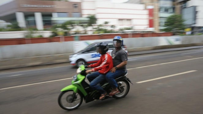 Ilustrasi pengendara motor. Ilustrasi pengendara motor.