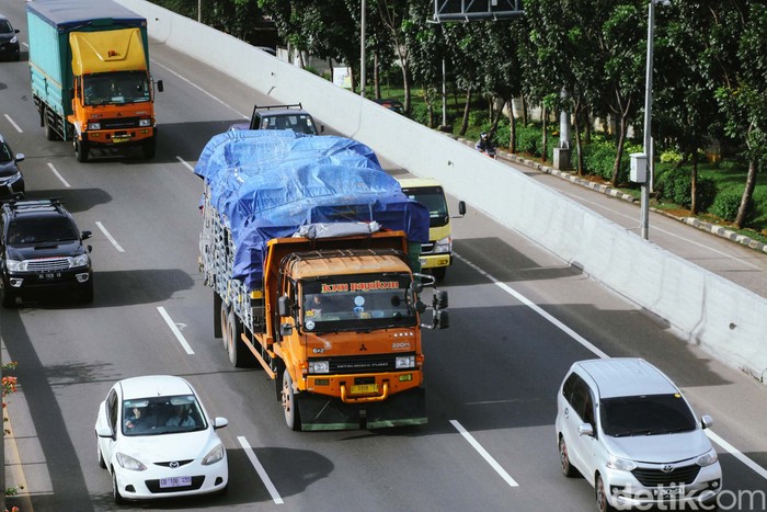 Array,Truk ODOL Bikin Rugi: Jalan Rusak, Jadi Penyebab Kecelakaan Maut