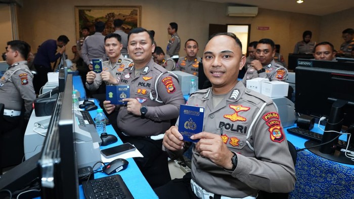 Array,BPKB Elektronik Berlaku buat Mobil Baru, Kapan buat Motor?