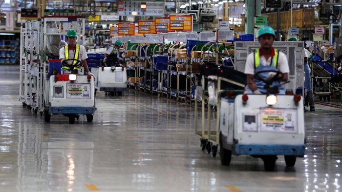 Array,Pasar Mobil Lesu, Segini Jumlah PHK di Industri Komponen